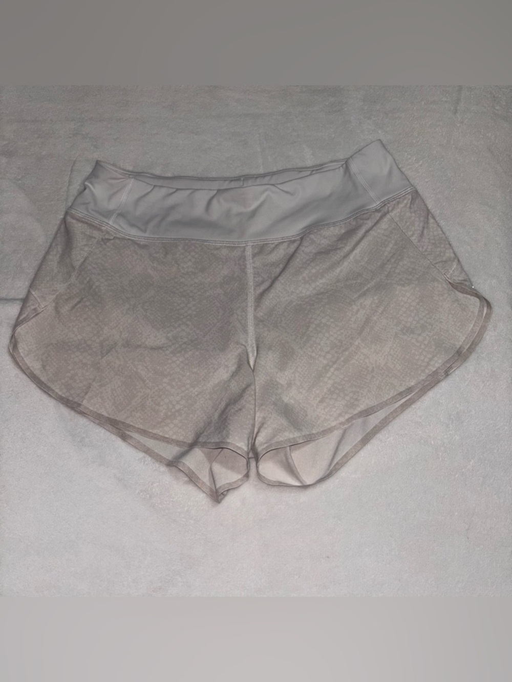 Athleta “Run With It” 3.5” Printed Short Gray Snake Print Women’s Size XS